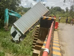 Mobil Truk Terperosok ke Dalam Jurang, Diduga Akibat Tikungan Patah