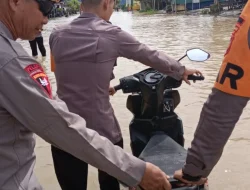 Polresta Bulungan Bersama Korps Brimob Polda Kaltara Peduli Warga Terdampak Banjir di Jalan Raya
