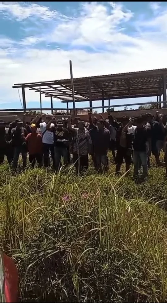 Warga Desa Mangkupadi