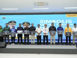 Gubernur Serahkan Bankeu Parpol Secara Simbolis