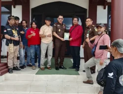 Gerakan Bulungan Raya Beri Cinderamata kepada Kajati Kaltara Baru