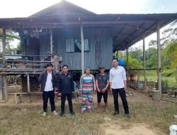 AFS Turun Langsung! Ketua Komisi II DPRD Nunukan Kunjungi Nenek di Jagung Manis yang Tinggal di Rumah Reyot