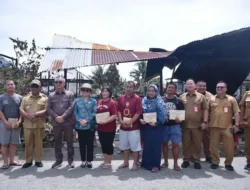 Bupati Wempi Salurkan Bantuan Pemkab untuk Korban Kebakaran di Desa Pulau Sapi