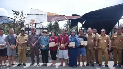 Bupati Wempi Salurkan Bantuan Pemkab untuk Korban Kebakaran di Desa Pulau Sapi
